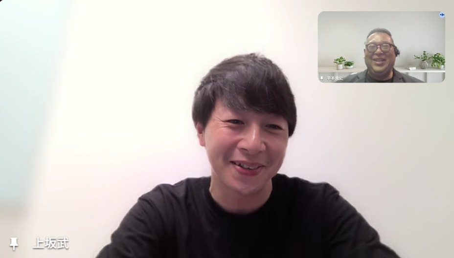 成果報酬型の営業支援サービスの、導入事例インタビューを受ける男性