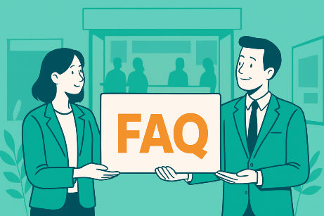 FAQのボードを持って展示会ブース前に立つ男女